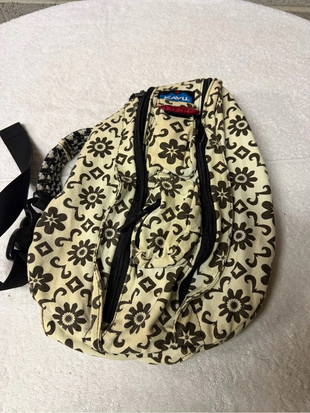 Kavu original rope bag in cream and black floral print.